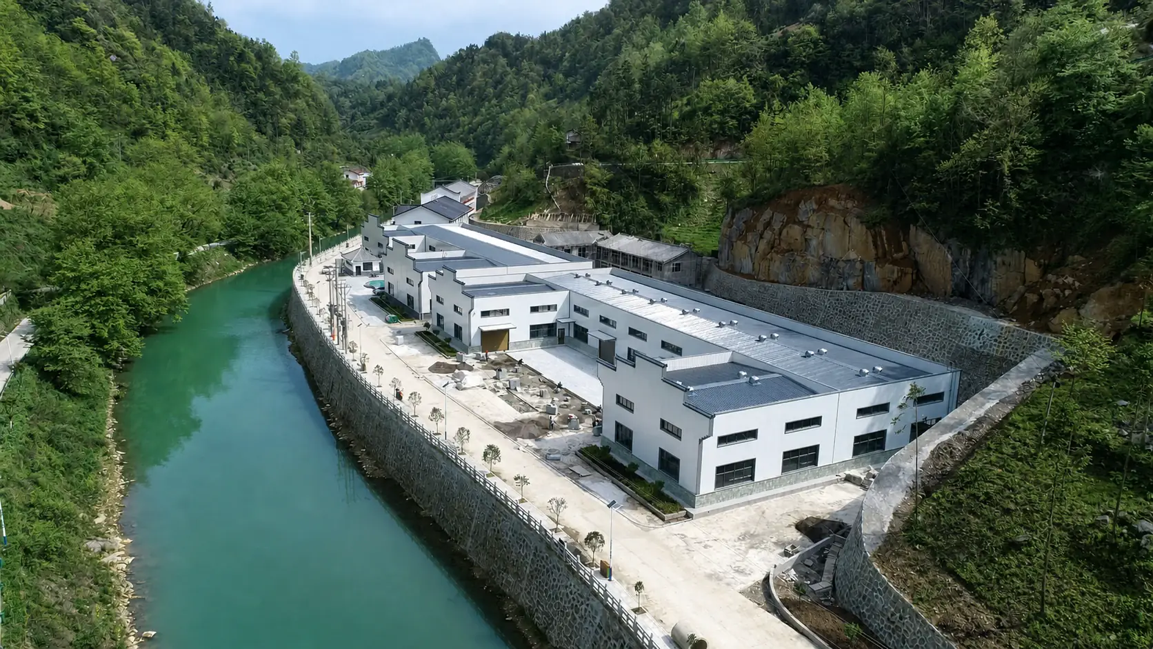 镇巴山间茶叶加工厂区航拍